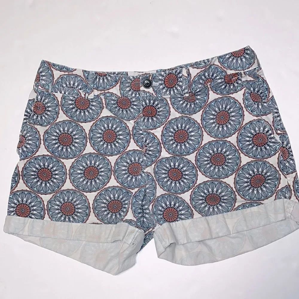 Banana Republic medallion print cuffed shorts with pockets size 2